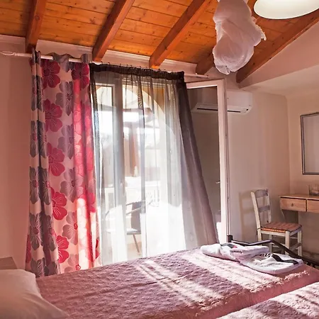 Athina And Apartment Agios Georgios Pagon